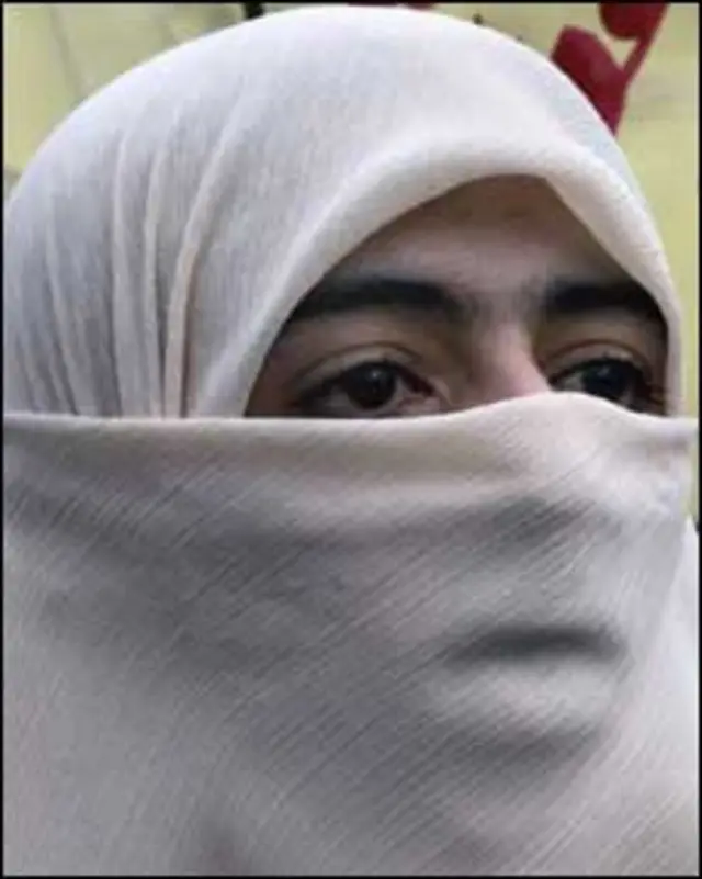 لڑکی کو کوڑے مارنے کے واقع پر لاہور میں خواتین کا احتجاج میں شامل ایک خاتون