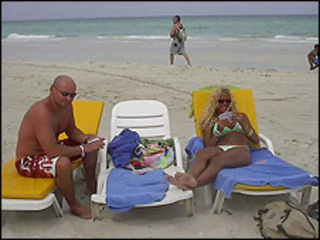 Turistas en una playa de Cuba.