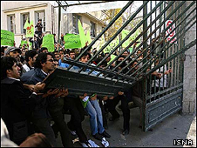 تصویر مأموران انتظامی ایران که در برابر در اصلی دانشگاه تهران صف کشیده اند