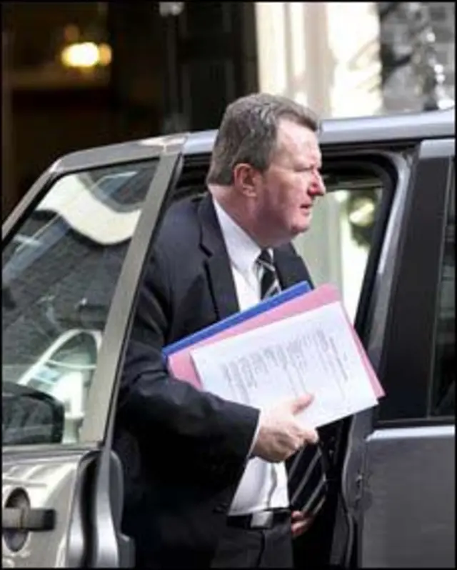 کمشنر کے ہاتھ میں موجود دستاویز پر لفظ ’سیکرٹ‘ تحریر تھا