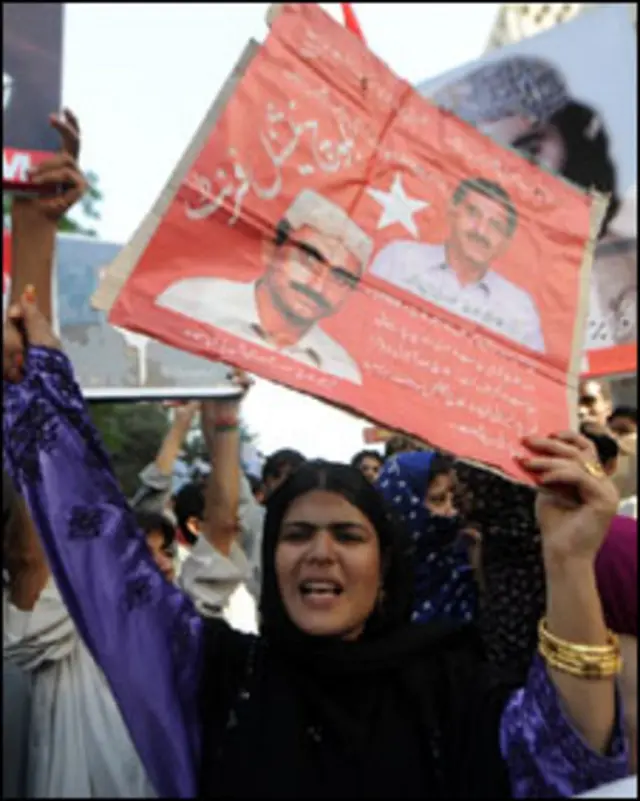 ’سیاسی جدوجہد کے حامی دیوار کے پیچھے پناہ لینے پر مجبور کر دیے گئے ہیں‘