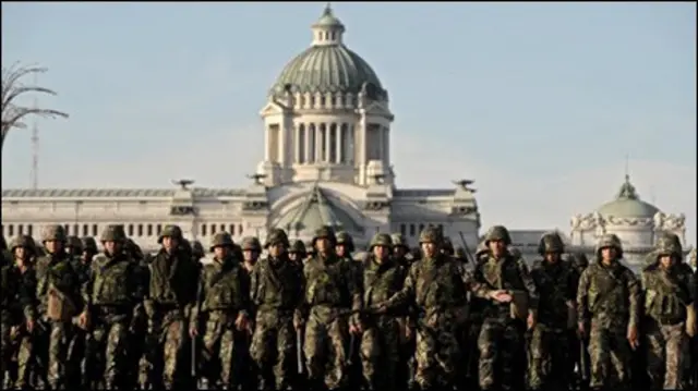 Quân đội Thái trong tư thế sẵn sàng dẹp các vụ rối loạn trên đường phố Bangkok