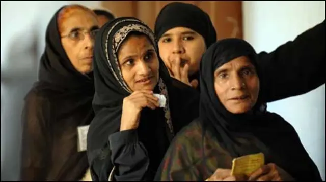 لوک سبھا کی پانچ سو تینتالیس سیٹوں کے لیے پولنگ پانچ مرحلوں میں کرائی جا رہی ہے