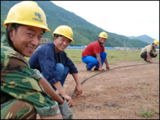Lao động Trung Quốc tại một dự án ở VN (ảnh của báo Tuổi Trẻ)