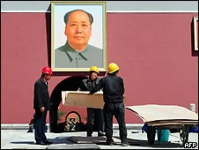 Công nhân Trung Quốc trước chân dung Mao Trạch Đông