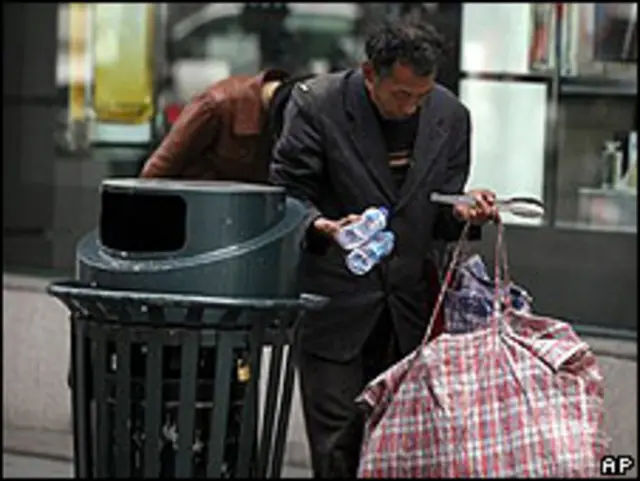 Un recolector de plásticos en Shangai, el 14 de abril.