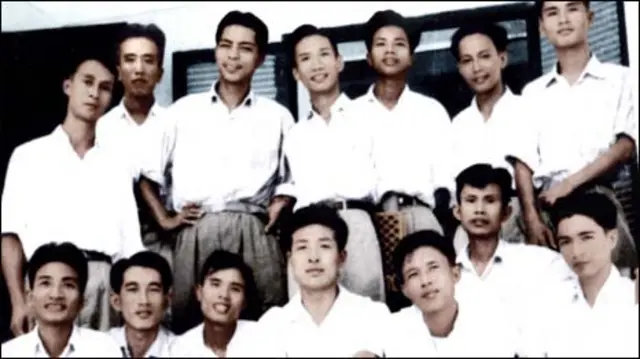hàng trên: Trọng Loan, Nguyễn Xuân Khoát, Tô Hải, Vân Đông, Nguyên Nhung, Nguyễn Văn Thương, Nguyễn Văn Tý, hàng dưới: Hà Huy Hiền, Lưu Cầu, Văn An, GS Mao Vĩnh Nhất, Vũ Trọng Hối, Văn Chung, Lương Ngọc Trác 