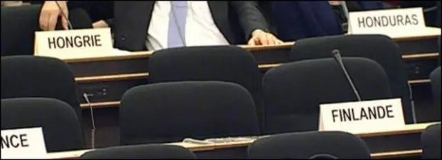 Các ghế trống tại hội thảo