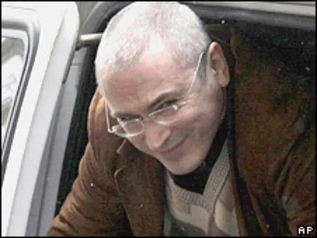 Михаил Ходорковский улыбается, выходя из машины, в которой его привезли в суд 21 апреля