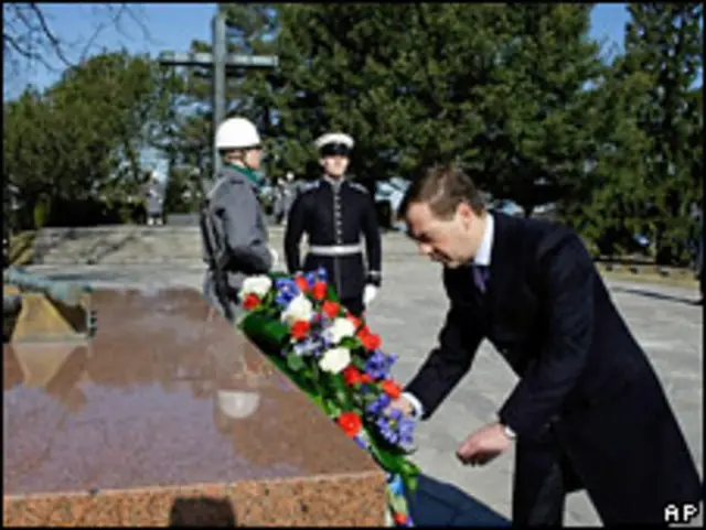 Дмитрий Медведев возлагает венок к могиле маршала Маннергейма