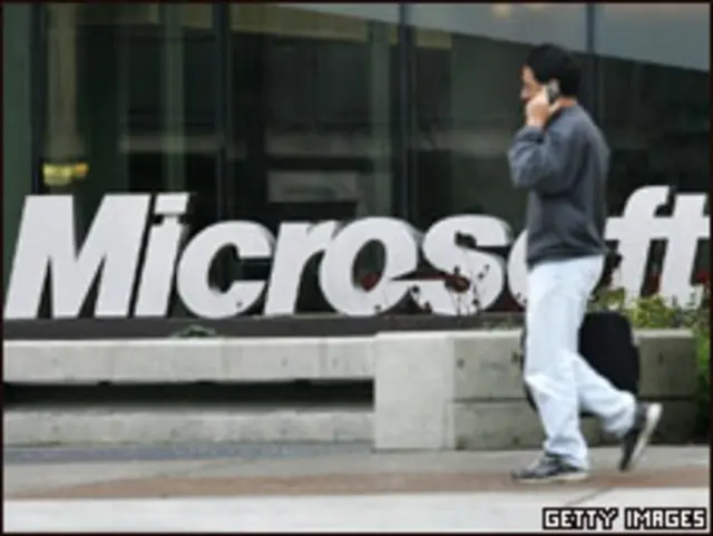 Человек у офиса Microsoft