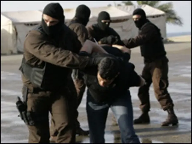 Ливанские спецназовцы демонстрируют приемы задержания нарушителей 