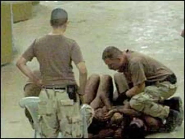 ابو غریب میں قیدیوں پر جنسی تشدد کی تصاویر سے پوری دنیا میں امریکہ کے خلاف شدید رد عمل سامنے آیا تھا۔