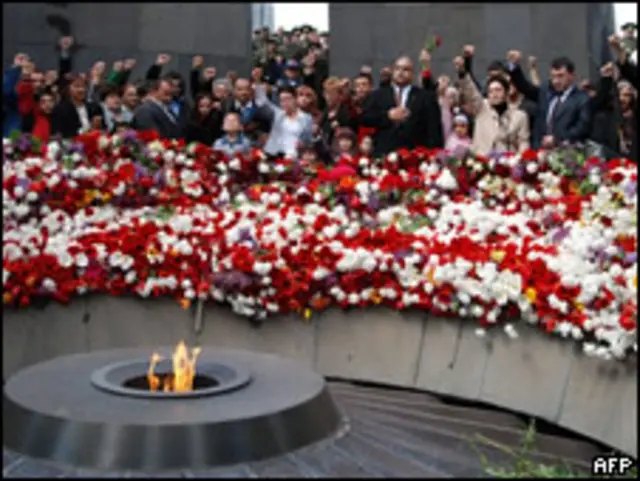 Возложение цветов к мемориалу геноцида в Ереване, 24 апреля 2009 года