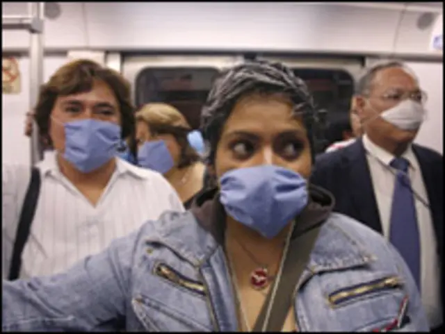 Người dân Mexico đeo khẩu trang phòng cúm