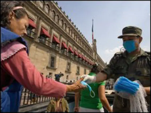 Soldado distribui máscaras à população na Cidade do México