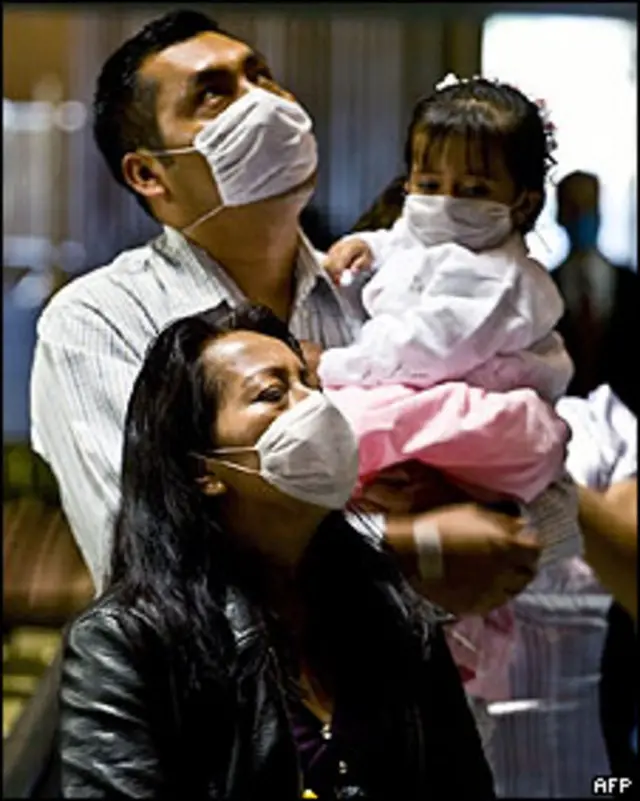 Família usa máscara em igreja da cidade do México