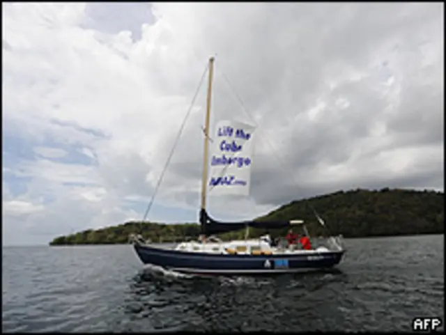 Barco con letrero pidiendo el levantamiento del embargo