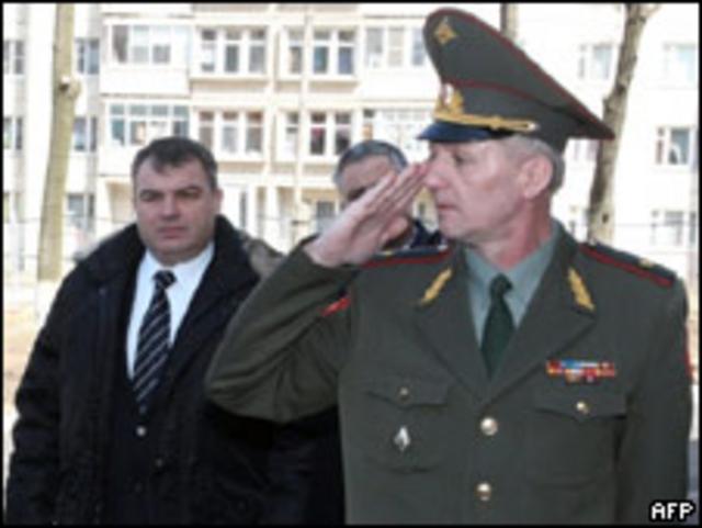 Генерал вооруженных сил РФ на фоне министра обороны А.Сердюкова