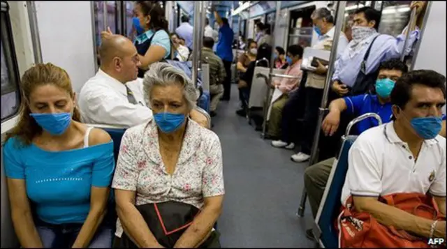 Đeo khẩu trang trên xe buýt