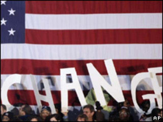 сторонники Обамы держат плакат "Перемен!"