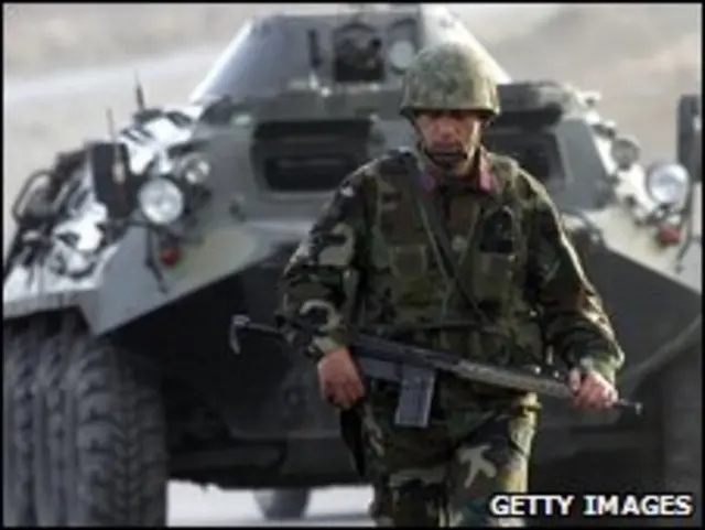 Турецкий солдат патрулирует дорогу около границы с Ираком