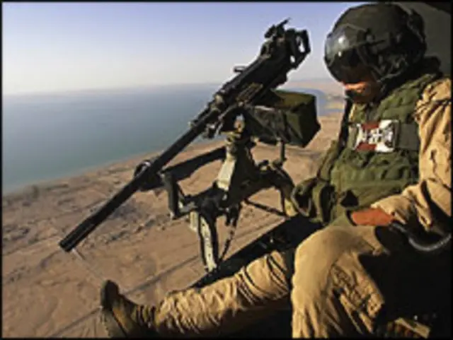 ایک امریکی فوجی صوبہ انبار کے اوپر پرواز کرتا ہوا: فائل فوٹو