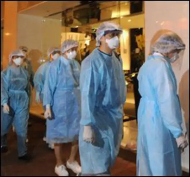 Các chuyên gia y tế vào khách sạn ở Hong Kong
