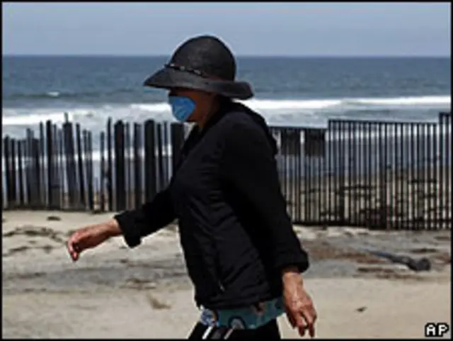 Một người trên bãi biển Tijuana, Mexico