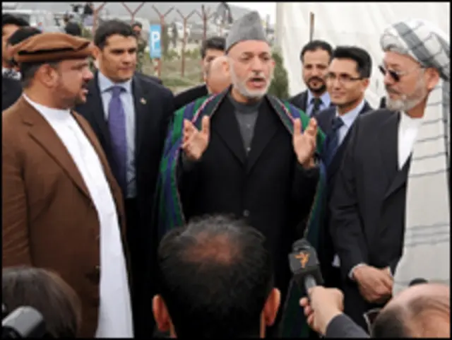 افغان صدر حامد کرزئی محمد قاسم فہیم اور کریم خلیلی کے ساتھ