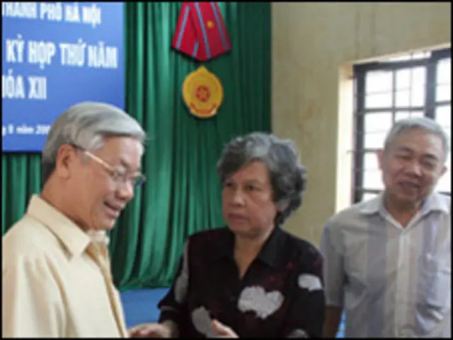 Ông Nguyễn Phú Trọng (bìa trái) tiếp xúc cử tri