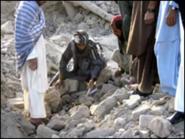 فرح پر فضائی حملوں کے بعد ملبے میں سے درجنوں لاشیں نکالی گئی ہیں