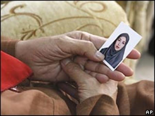 Мать Роксаны Сабери держит в руках ее фотографию