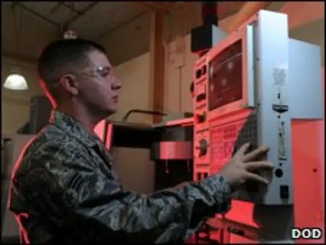 Lính không quân Mỹ trước màn hình