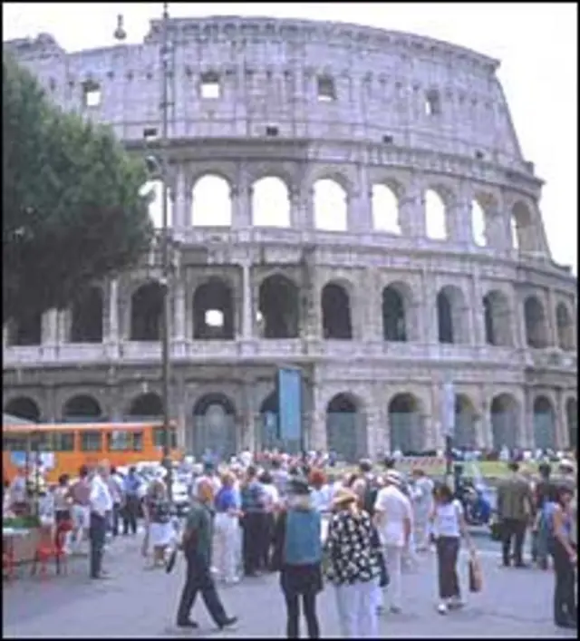 O coliseu fica no centro de Roma e é visitado diariamente por milhares