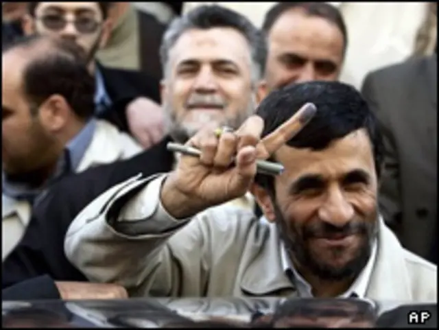 محمود احمدی نژاد اولین رئیس جمهوری ایران است که در دور دوم انتخابات به پیروزی رسید