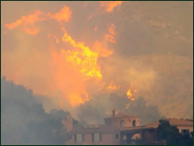 Nhà cửa bị cháy trên đồi tại Santa Barbara, California, Hoa Kỳ. Photo: 06/05/2009