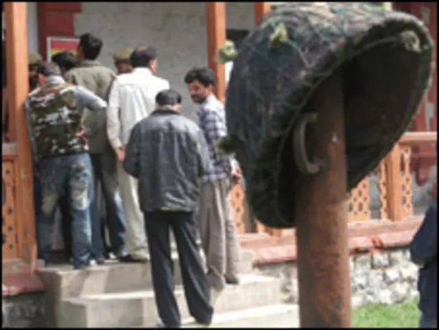 ’لوگو کے لیے فیصلہ کرنا مشکل ہے کہ وہ کس کو ووٹ دیں‘