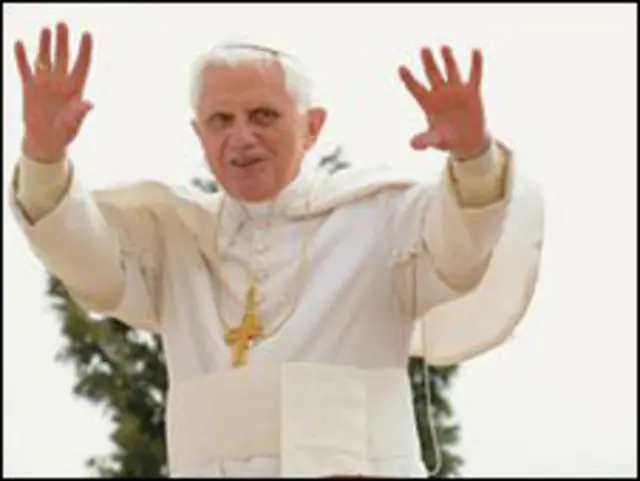 papa acena para fiéis na Jordânia