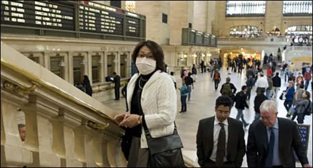 Một phụ nữ mang khẩu trang tại nhà ga trung tâm ở New York