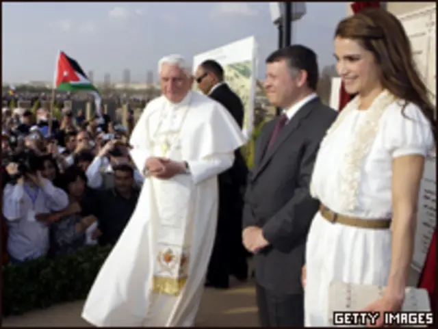 O papa Bento 16, o rei Abdullah 2º (C) e a rainha Rania à beira do rio Jordão