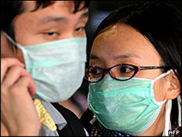Люди в защитных медицинских масках