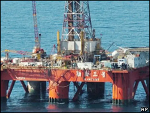 Нефтяная платформа в море