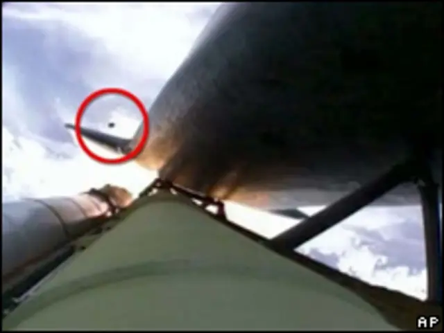 При старте обломок попал в обшивку "Атлантиса"