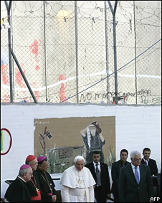 O papa discursou ao lado de Abbas, em frente à barreira israelense