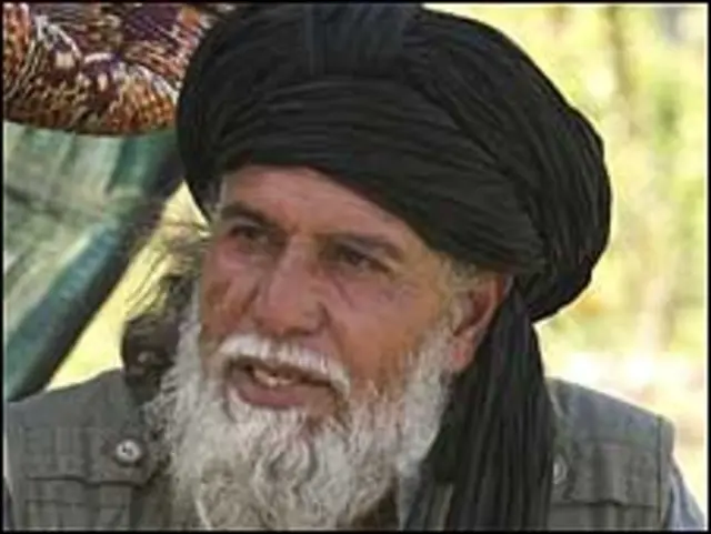 مسلم خان زمانہ طالبعلمی میں بائیں بازو کے سرگرم کارکن رہے اور پانچ زبانوں پر دسترس حاصل ہے