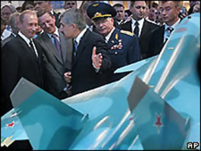 Ông Putin tại gian hàng Sukhoi trong một hội chợ vũ khí