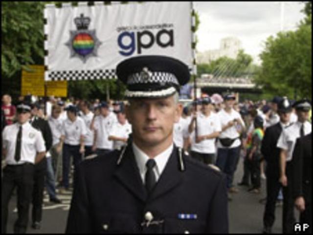 Полицейские на гей-параде в Британии