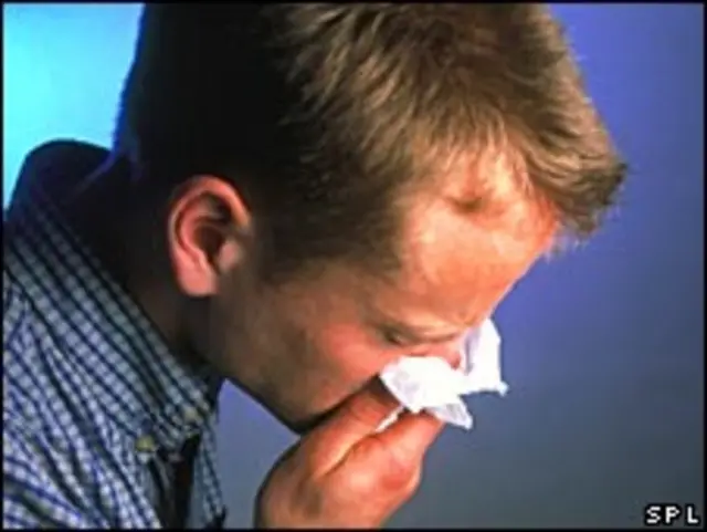 Чихающий человек