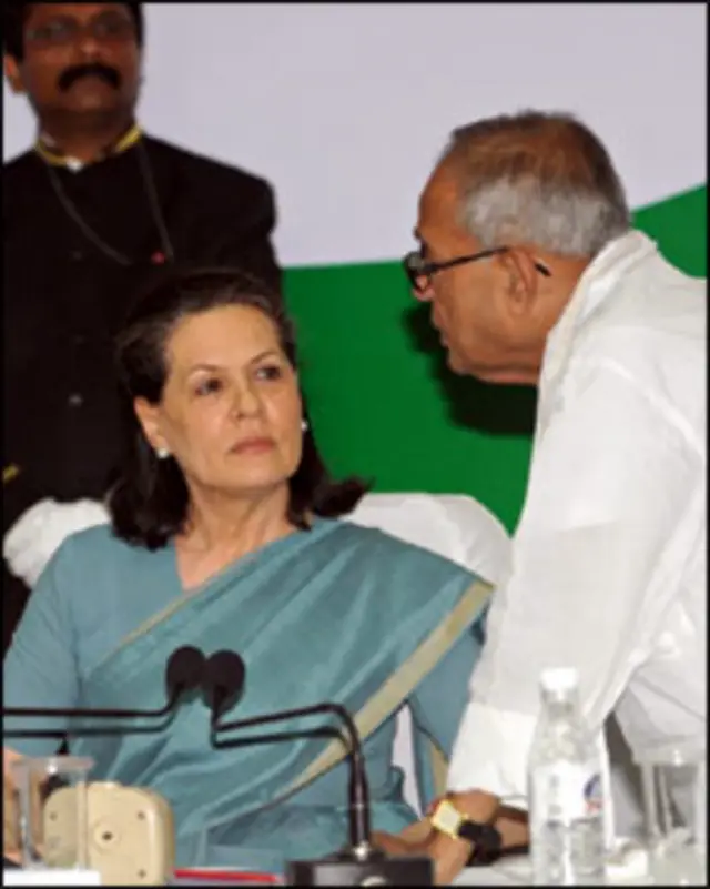 प्रणव मखर्जी और सोनिया गांधी